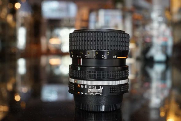 Nikon Zoom-Nikkor 35-70mm F/3.3-4.5 AI-S lens incl. HN-2 hood