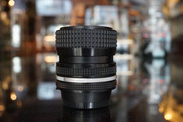 Nikon Zoom-Nikkor 35-70mm F/3.3-4.5 AI-S lens incl. HN-2 hood