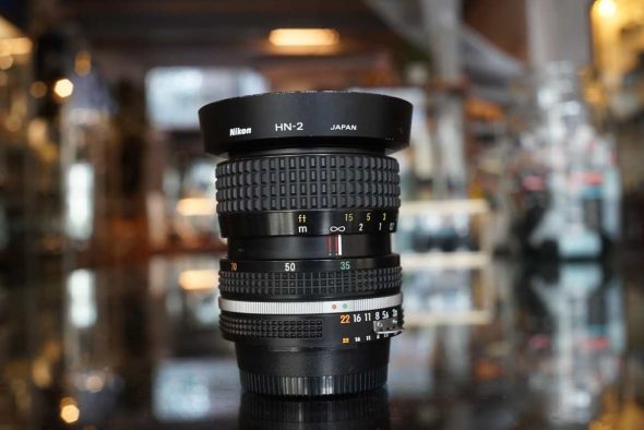 Nikon Zoom-Nikkor 35-70mm F/3.3-4.5 AI-S lens incl. HN-2 hood