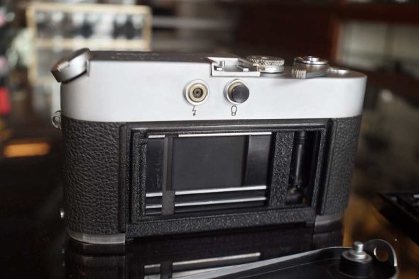 Leica MDa camera with data imprint connector