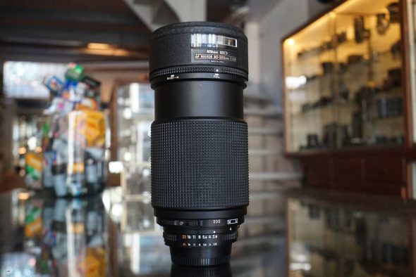 Nikon AF Nikkor 80-200mm F/2.8 ED lens with HN-28 lenshood