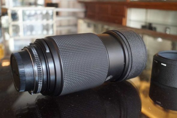 Nikon AF Nikkor 80-200mm F/2.8 ED lens with HN-28 lenshood