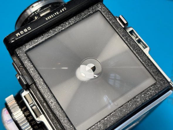 Rolleiflex 2.8F with 2,8/80 Xenotar lens, worn cosmetics but good user