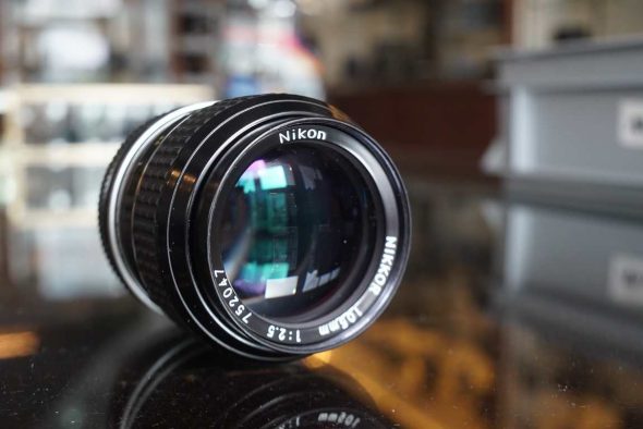 Nikon Nikkor 105mm F/2.5 AI + HS-8 lenshood