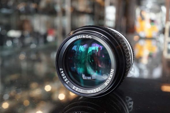 Nikon Nikkor 105mm F/2.5 AI + HS-8 lenshood
