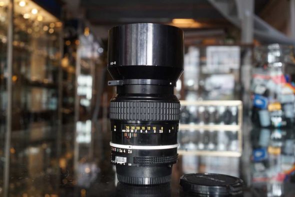 Nikon Nikkor 105mm F/2.5 AI + HS-8 lenshood