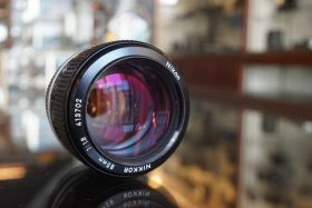 Nikon Nikkor 85mm f/1.8 AI + HN-7 hood