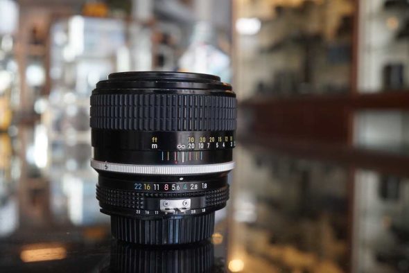 Nikon Nikkor 85mm f/1.8 AI + HN-7 hood