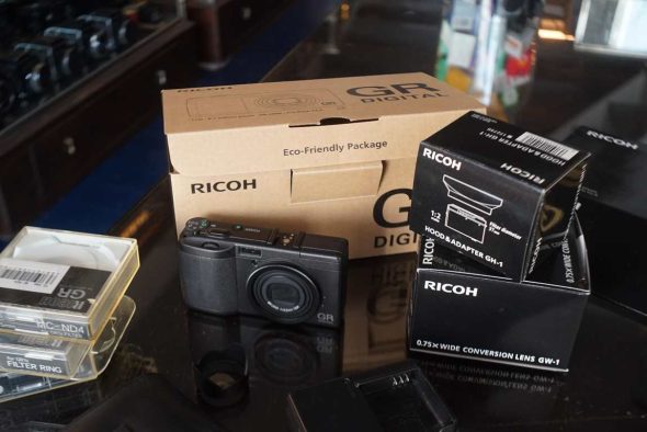 Rioch GR Digital CCD compact with 28mm F/2.4 lens, with GH-1, GW-1 and more, boxed kit