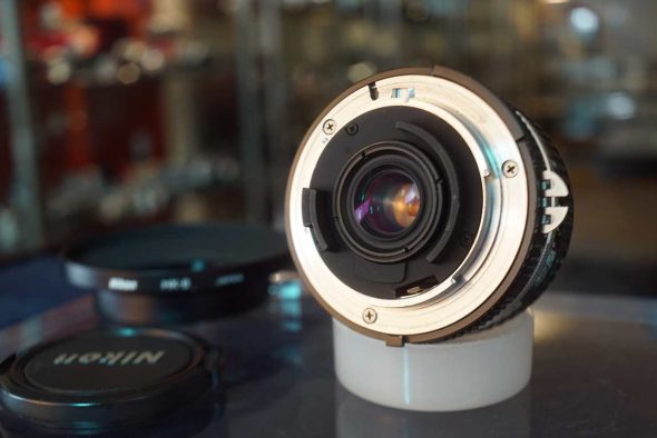 Nikon Nikkor 20mm F/3.5 AI-S + HK-6 lenshood