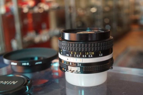 Nikon Nikkor 20mm F/3.5 AI-S + HK-6 lenshood