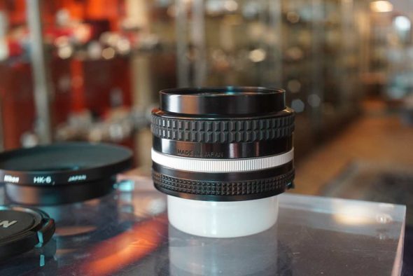 Nikon Nikkor 20mm F/3.5 AI-S + HK-6 lenshood