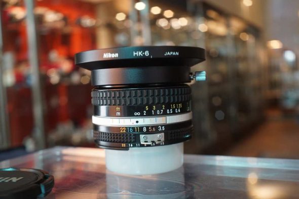 Nikon Nikkor 20mm F/3.5 AI-S + HK-6 lenshood