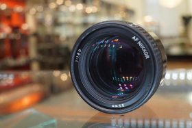 Nikon AF Nikkor 85mm F/1.8D lens