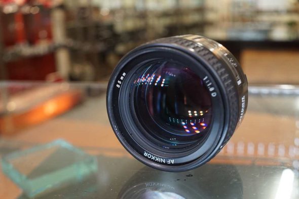 Nikon AF Nikkor 85mm F/1.8D lens