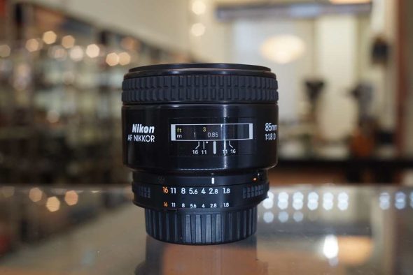 Nikon AF Nikkor 85mm F/1.8D lens