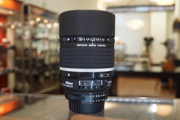 Nikon AF DC-Nikkor 135mm F/2D defocus control lens