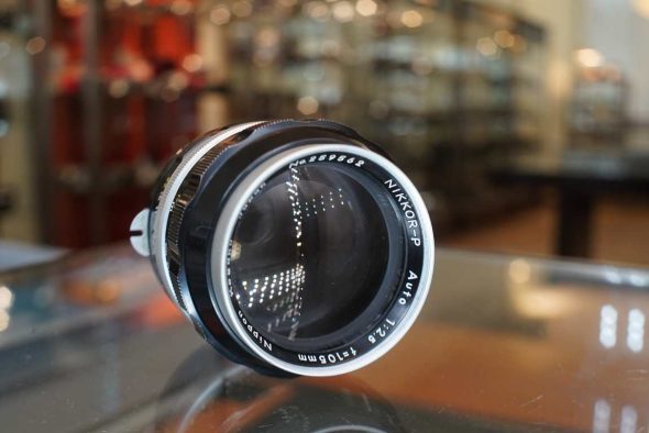 Nikon Nikkor-P 1:2.5 f=105mm Nippon Kogaku non-AI lens incl. leather case and hood