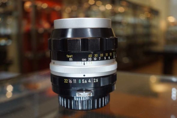 Nikon Nikkor-P 1:2.5 f=105mm Nippon Kogaku non-AI lens incl. leather case and hood