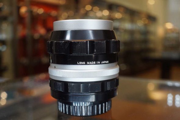 Nikon Nikkor-P 1:2.5 f=105mm Nippon Kogaku non-AI lens incl. leather case and hood