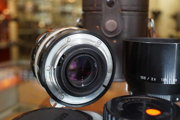 Nikon Nikkor-P 1:2.5 f=105mm Nippon Kogaku non-AI lens incl. leather case and hood