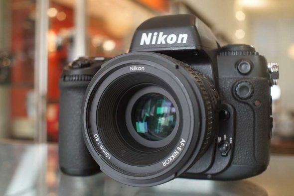 Nikon F100 SLR + AF-S 50mm F/1.8G