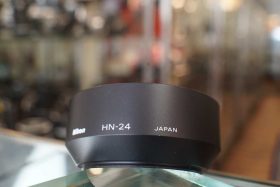 Nikon HN-24 metal screw in lenshood 62mm thread
