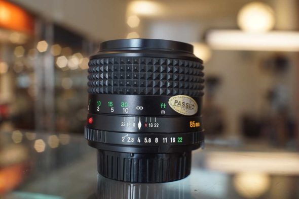 Minolta MD Rokkor 85mm f/2 + Hood