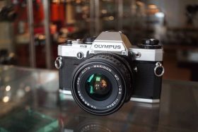 Olympus OM10 + Makinon 28mm f/2.8 lens kit