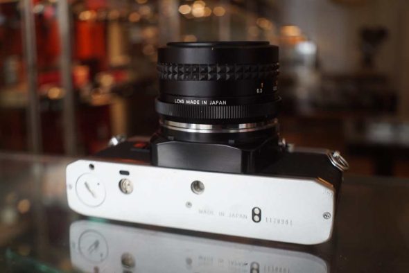 Olympus OM10 + Makinon 28mm f/2.8 lens kit