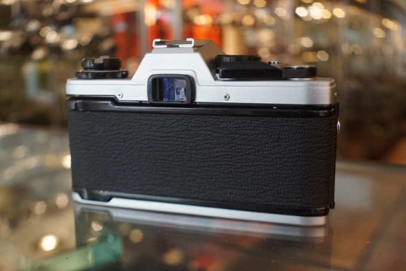 Olympus OM10 + Makinon 28mm f/2.8 lens kit