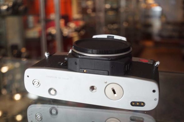 Leica R6.2 body chrome, shutter issue, partly usable
