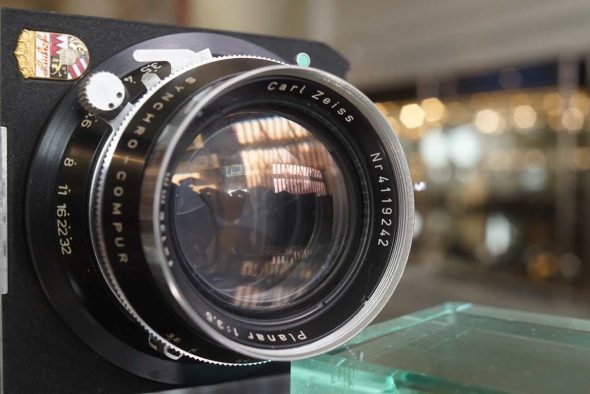 Carl Zeiss Planar 135mm F/3.5 lens in Compur shutter on Linhof board