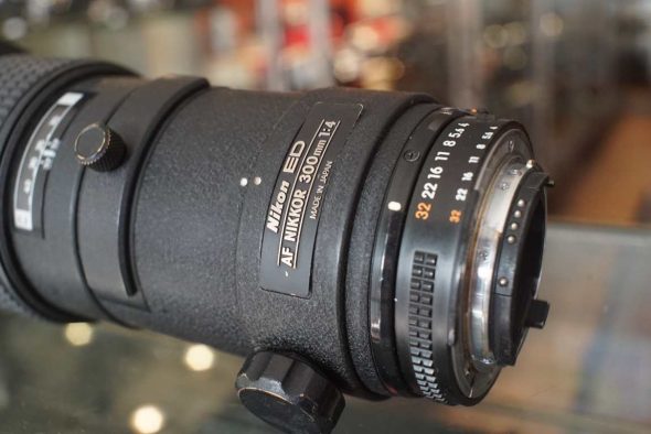 Nikon AF Nikkor 300mm F/4 ED lens