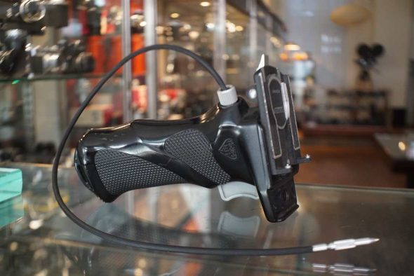 Pistol grip for Rolleiflex TLR with cable release