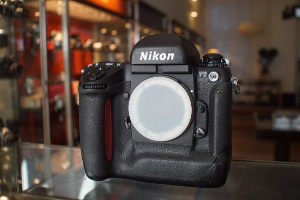 Nikon F5 Professional SLR body, small remark