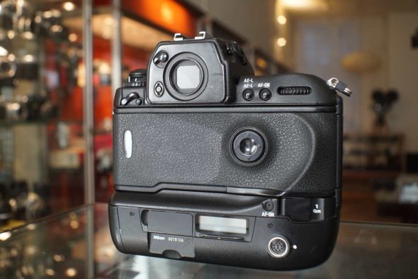 Nikon F5 Professional SLR body, small remark